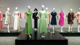 La muestra recoge algunos de los diseños de Balenciaga que mejor definen su moda.
