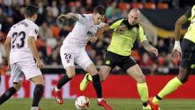 Santi Mina disputa un balón con Scott Brown en el Valencia - Celtic de Europa League