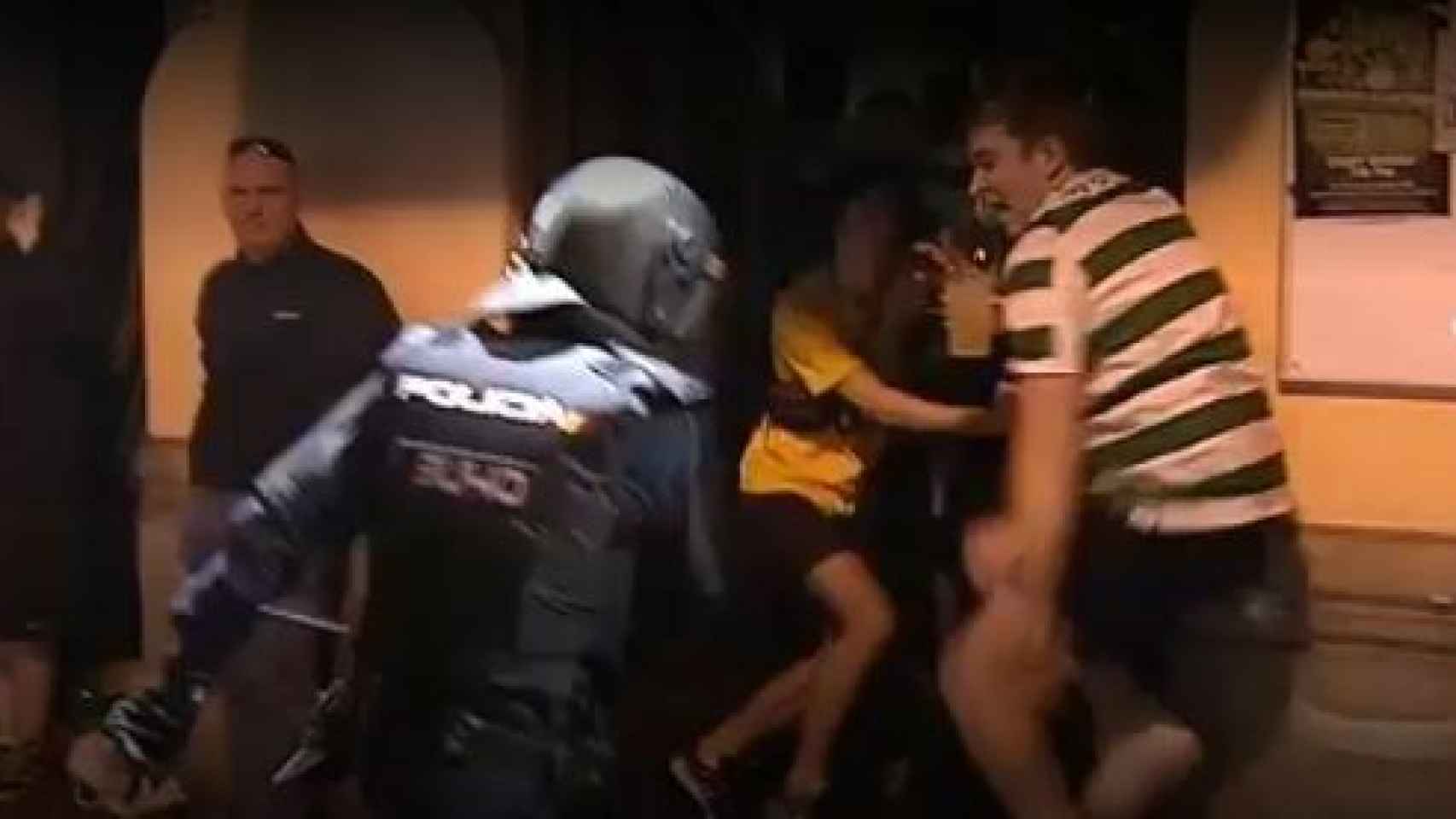 La policía golpea a un aficionado del Celtic tras protagonizar graves incidentes.