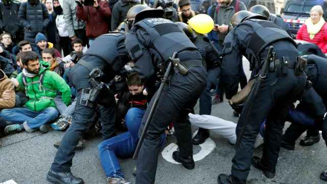 Mossos d'esquadra desalojan a varios de los huelguistas en la Gran Vía de Barcelona.