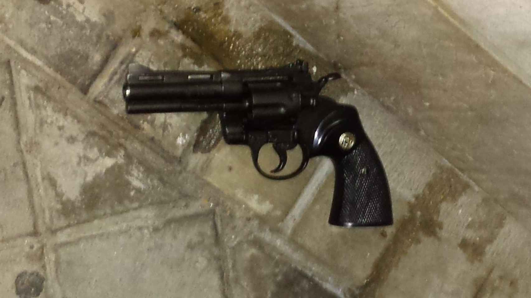Pistola del atracador de Carabanchel intervenida por la Policía.