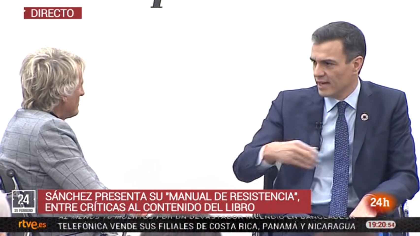 Imagen de la emisión del Canal 24 Horas de RTVE de la presentación del libro de Pedro Sánchez.
