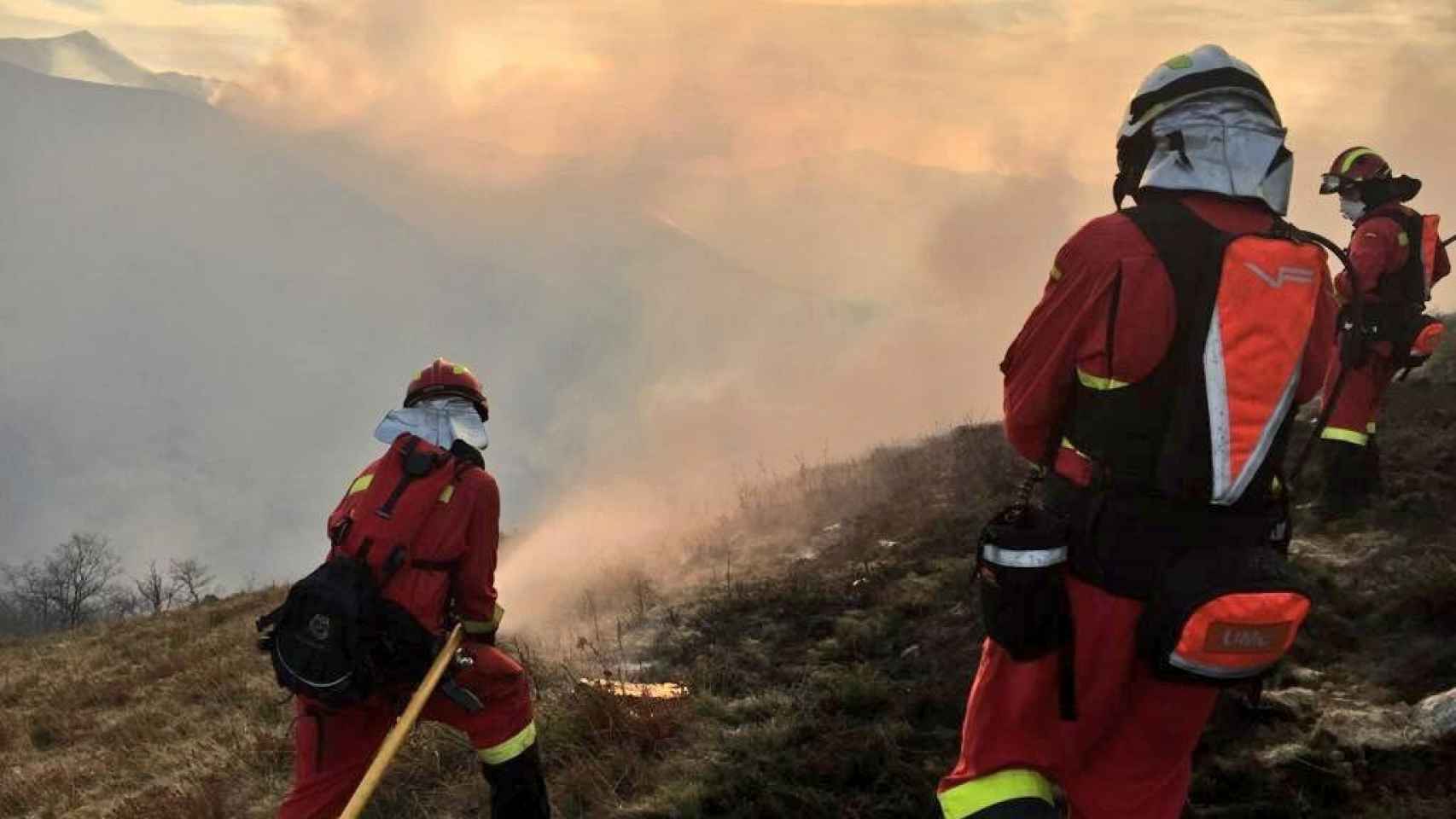 Efectivos que trabajan en labores de extinción de los incendios en Cantabria.