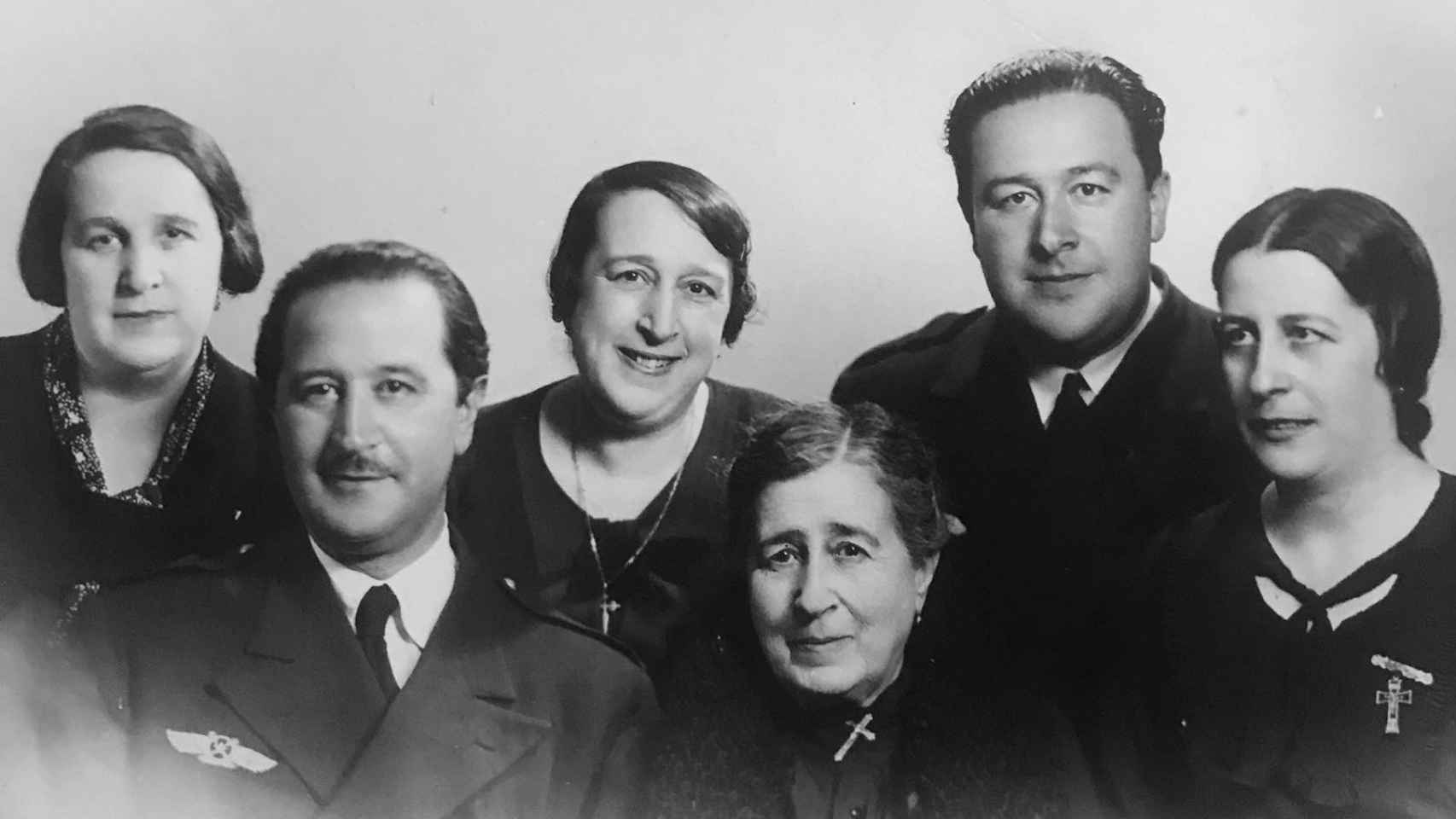 Ricardo de la Puente con su madre, Carmen Bahamonde, hermana de la de Franco, y con sus hermanos Enrique, Pilita, Carmina y Paulina.