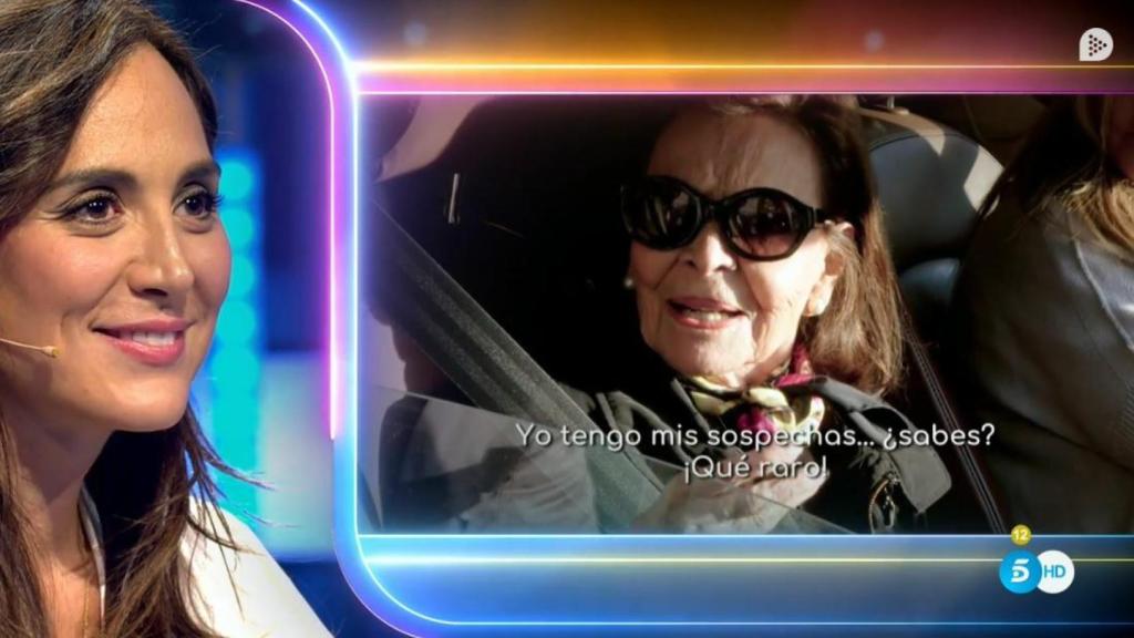 Beatriz Arrastia en el momento en el que recibe la pieza de dominó de su nieto.