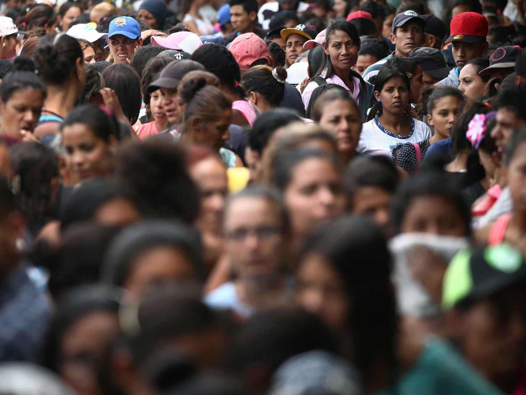 Migrantes venezolanos en la frontera con Colombia