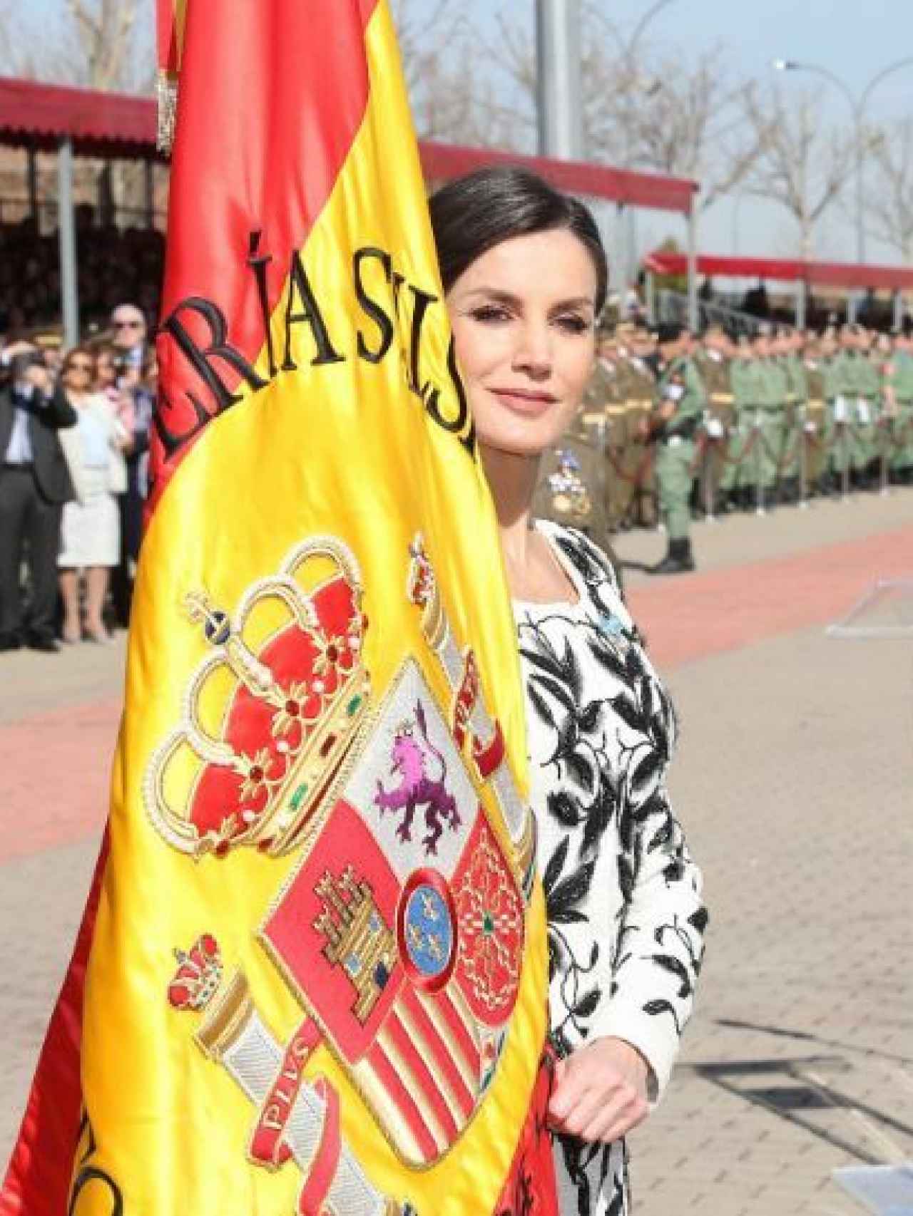 La Reina posa orgullosa con la bandera en la base militar de Paracuellos.