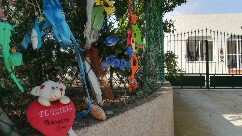 La entrada de la casa de la abuela paterna de Gabriel Cruz sigue llena de recuerdos del menor que perdió la vida a manos de Ana Julia Quezada.