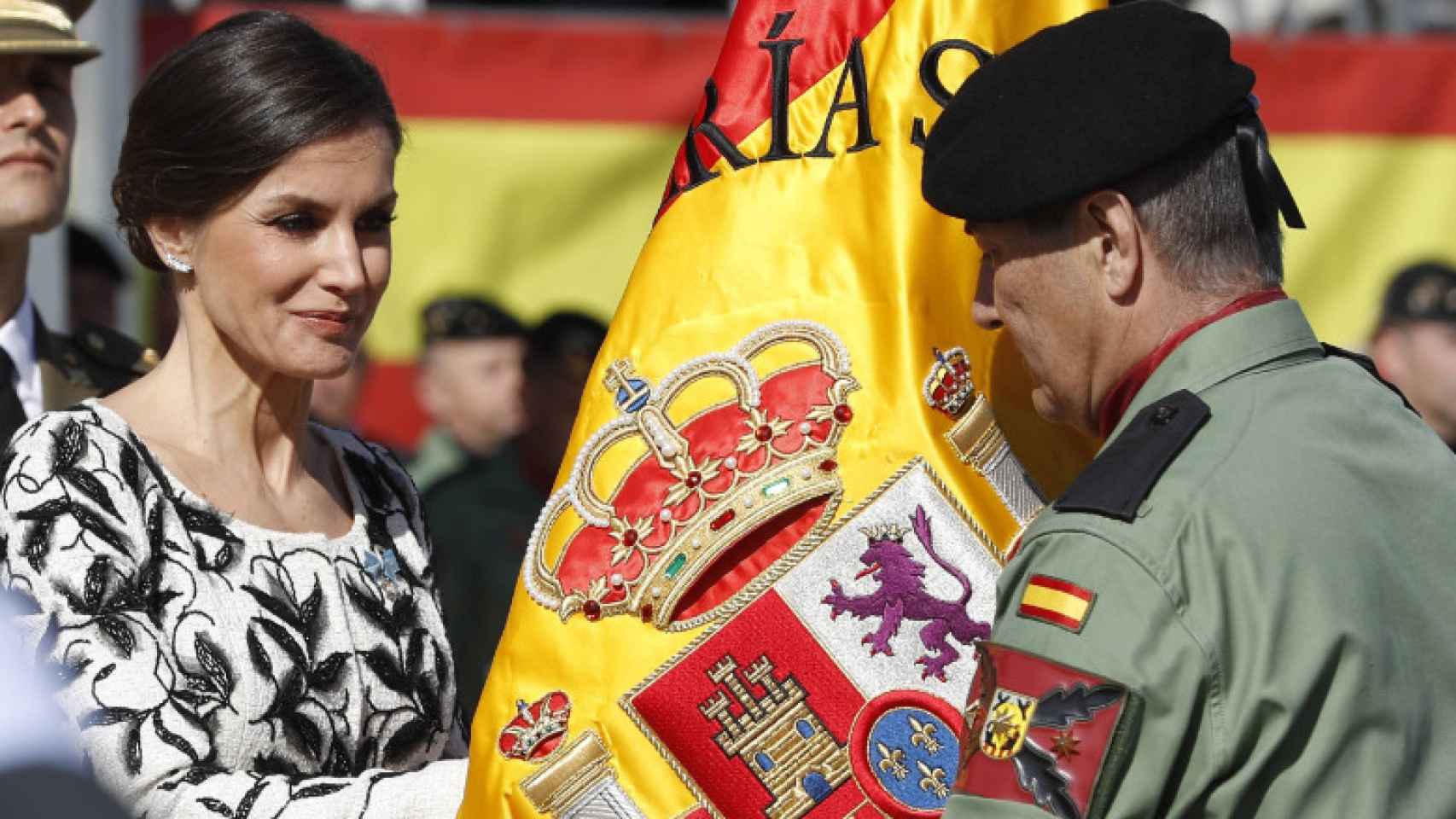 La Reina entrega la bandera al regimiento de Paracaidistas en Paracuellos.