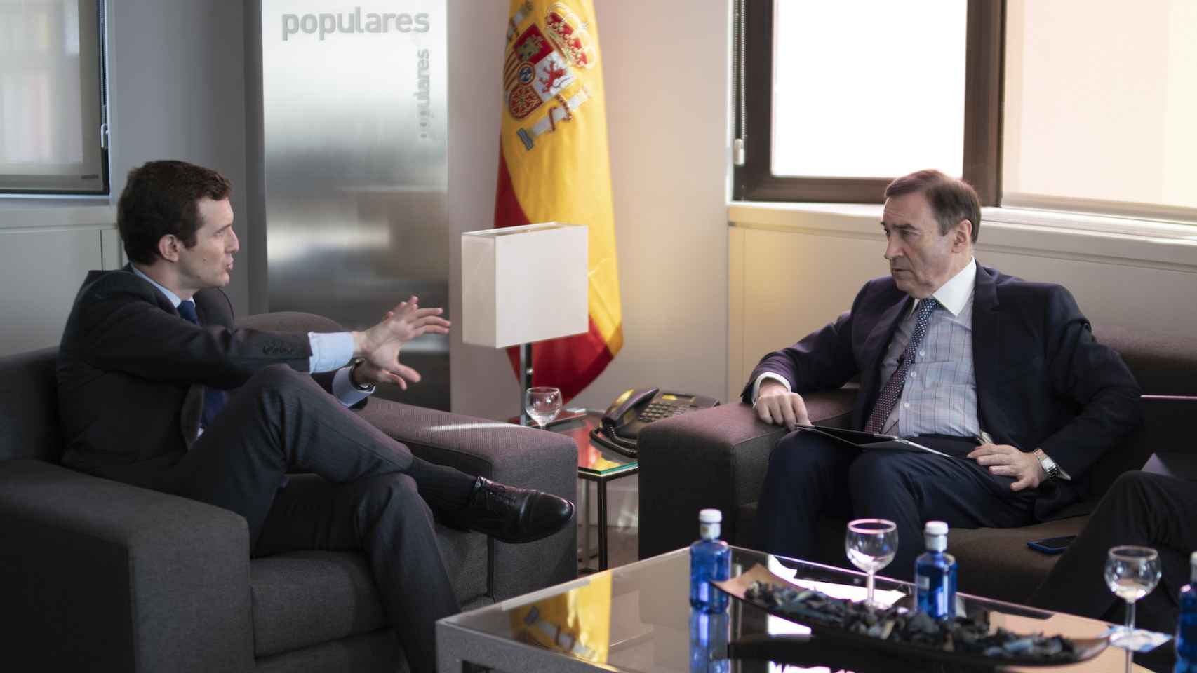 Pablo Casado, presidente del PP, en su despacho junto a Pedro J. Ramírez, director de EL ESPAÑOL.