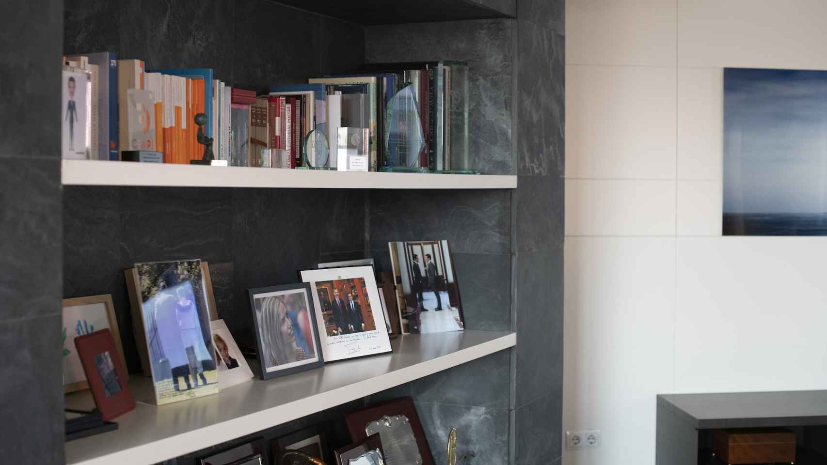 Imagen de un lateral del despacho de Casado, con fotos, libros y galardones.