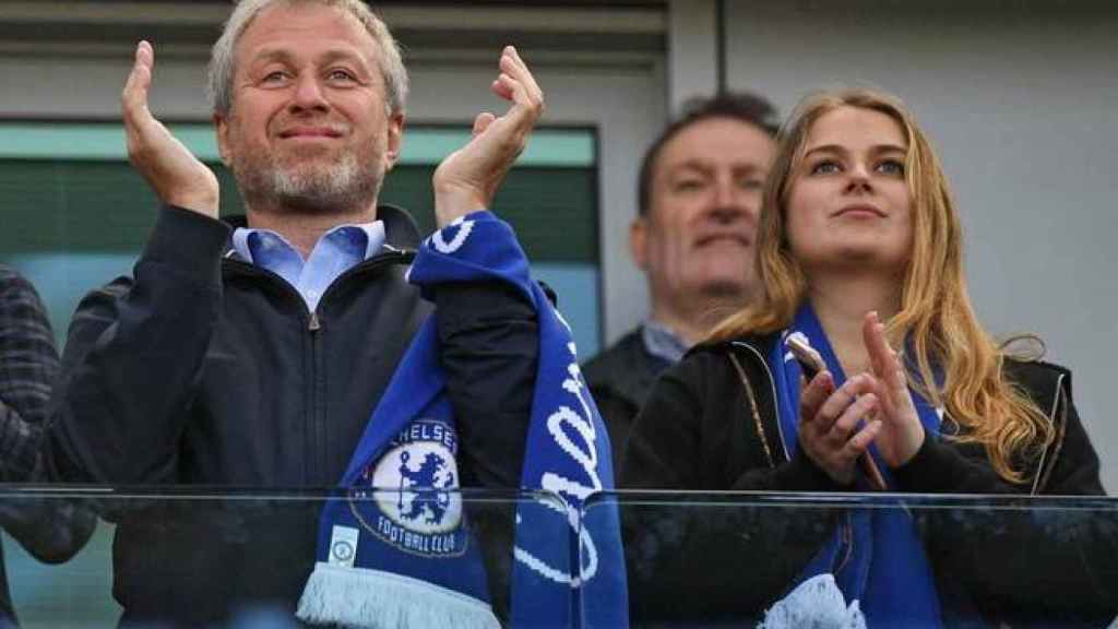 Abramovich y su hija en el palco de Stamford Bridge