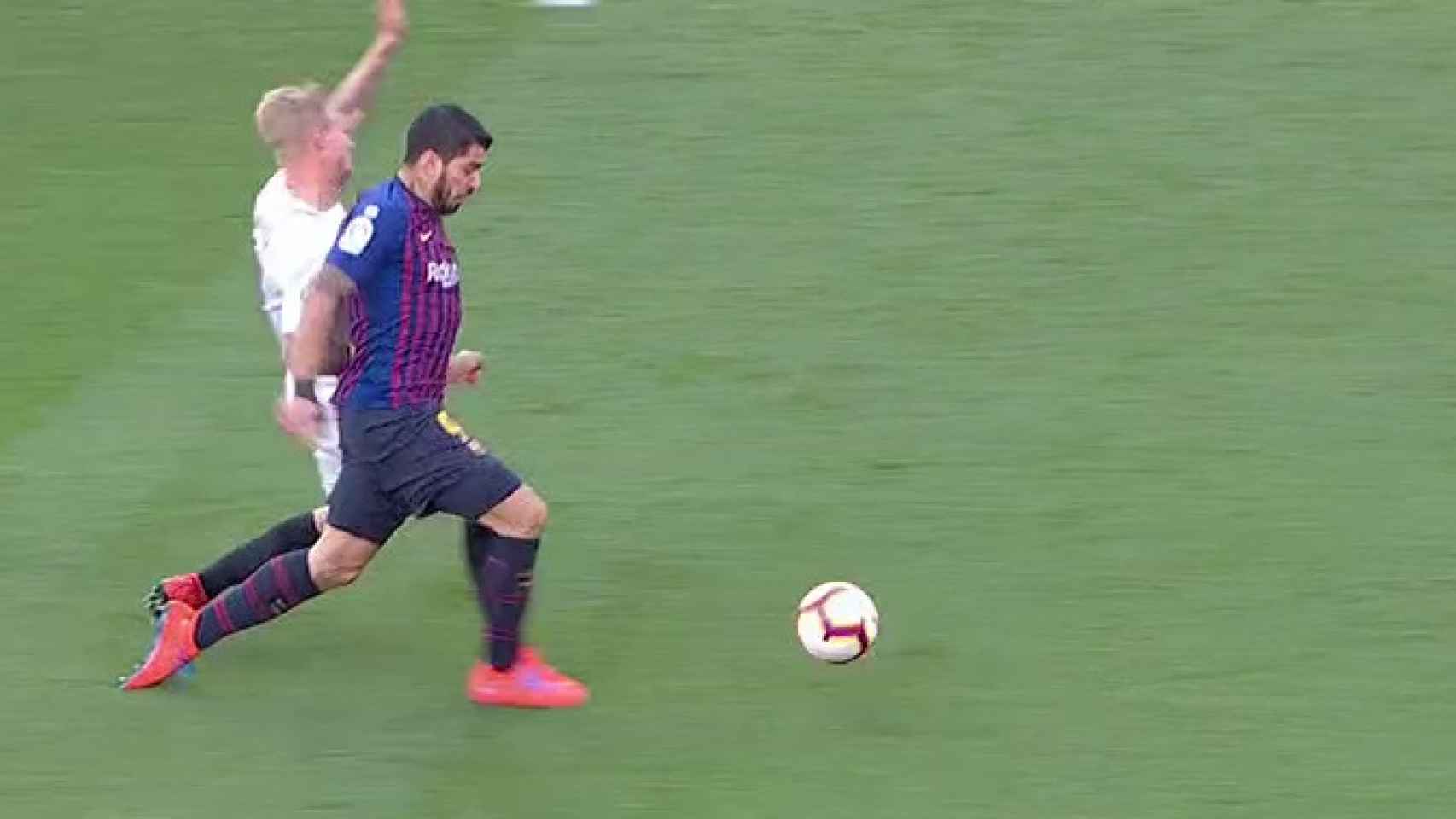 La polémica jugada del Sevilla-Barça. Foto Twitter: (@elchiringuitotv)