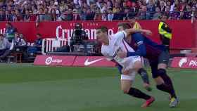 Agarrón de Piqué sobre Ben Yedder que supuso la amarilla para el jugador del Barcelona ante el Sevilla