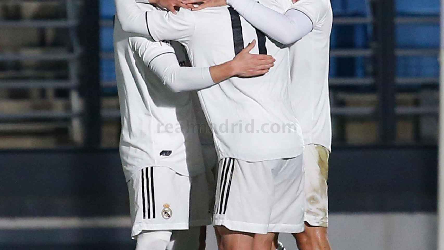 Los jugadores del Castilla se abrazan para celebrar uno de los goles ante el Valladolid B