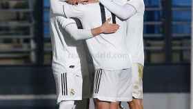 Los jugadores del Castilla se abrazan para celebrar uno de los goles ante el Valladolid B