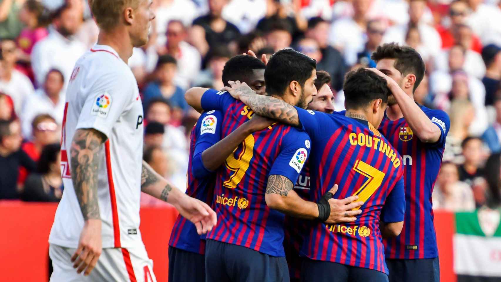 Los jugadores del Barcelona celebran un gol de Messi ante el Sevilla en La Liga