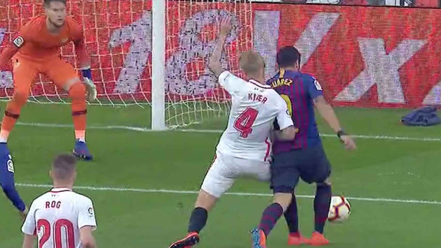 El Barcelona reclamó penalti a Luis Suárez pero ni Mateu ni el VAR lo dieron