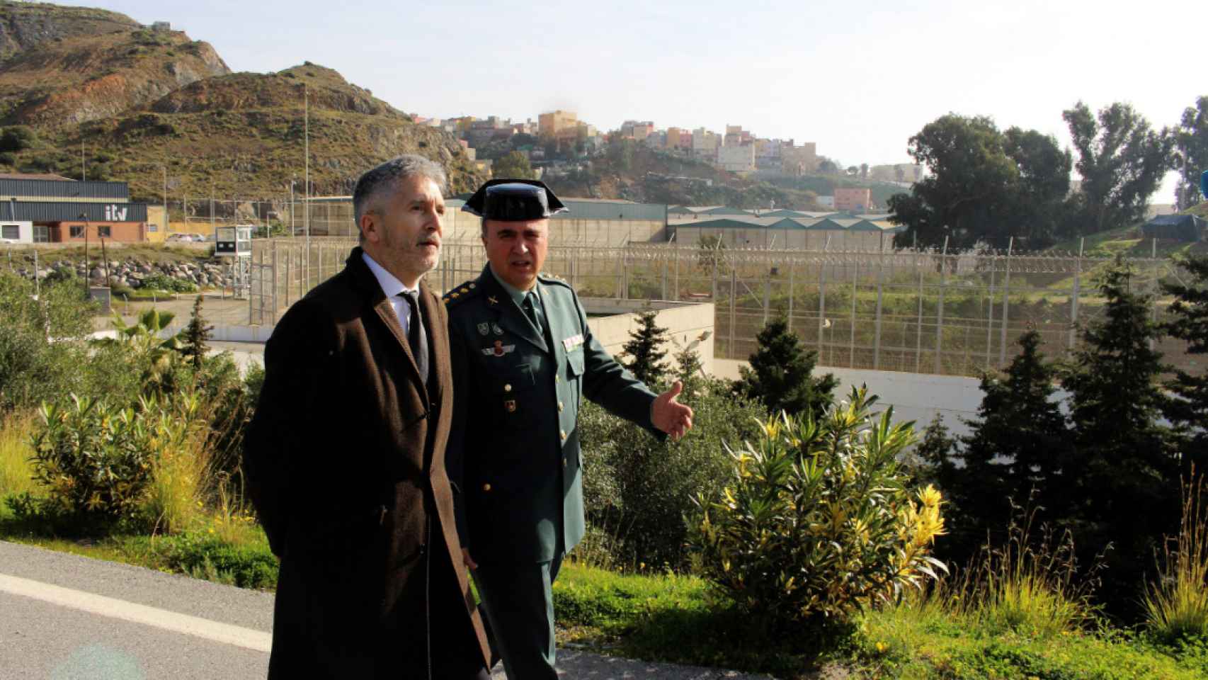 El ministro del Interior, Fernando Grande-Marlaska (i), durante la visita a Ceuta.