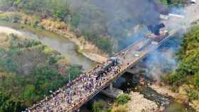 Dos camiones arden en la frontera con Colombia