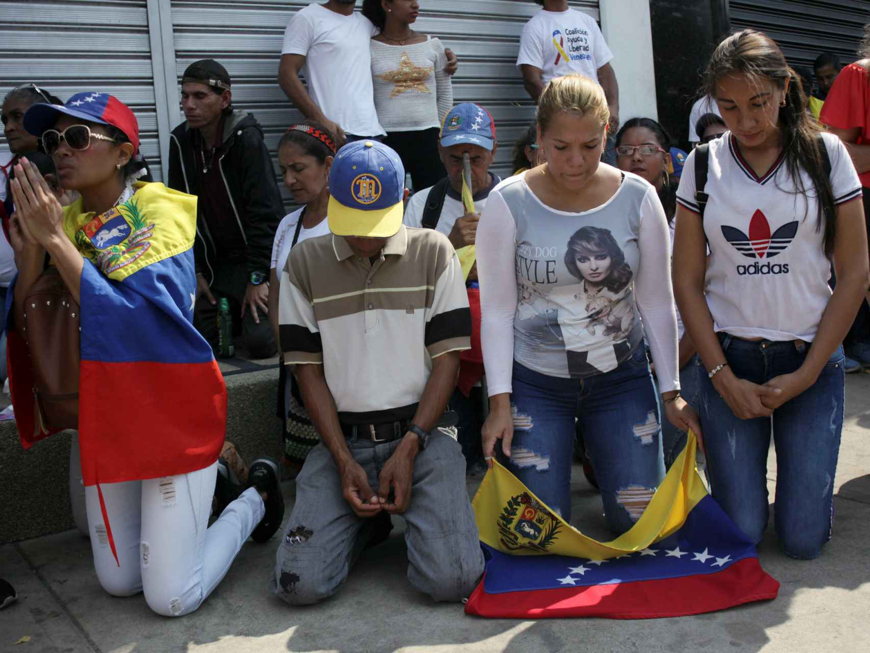 Seguidores de Juan Guaidó rezana para que las fuerzas de Maduro permitan entrar la ayuda humanitaria en San Antonio de Táchira (Venezuela).