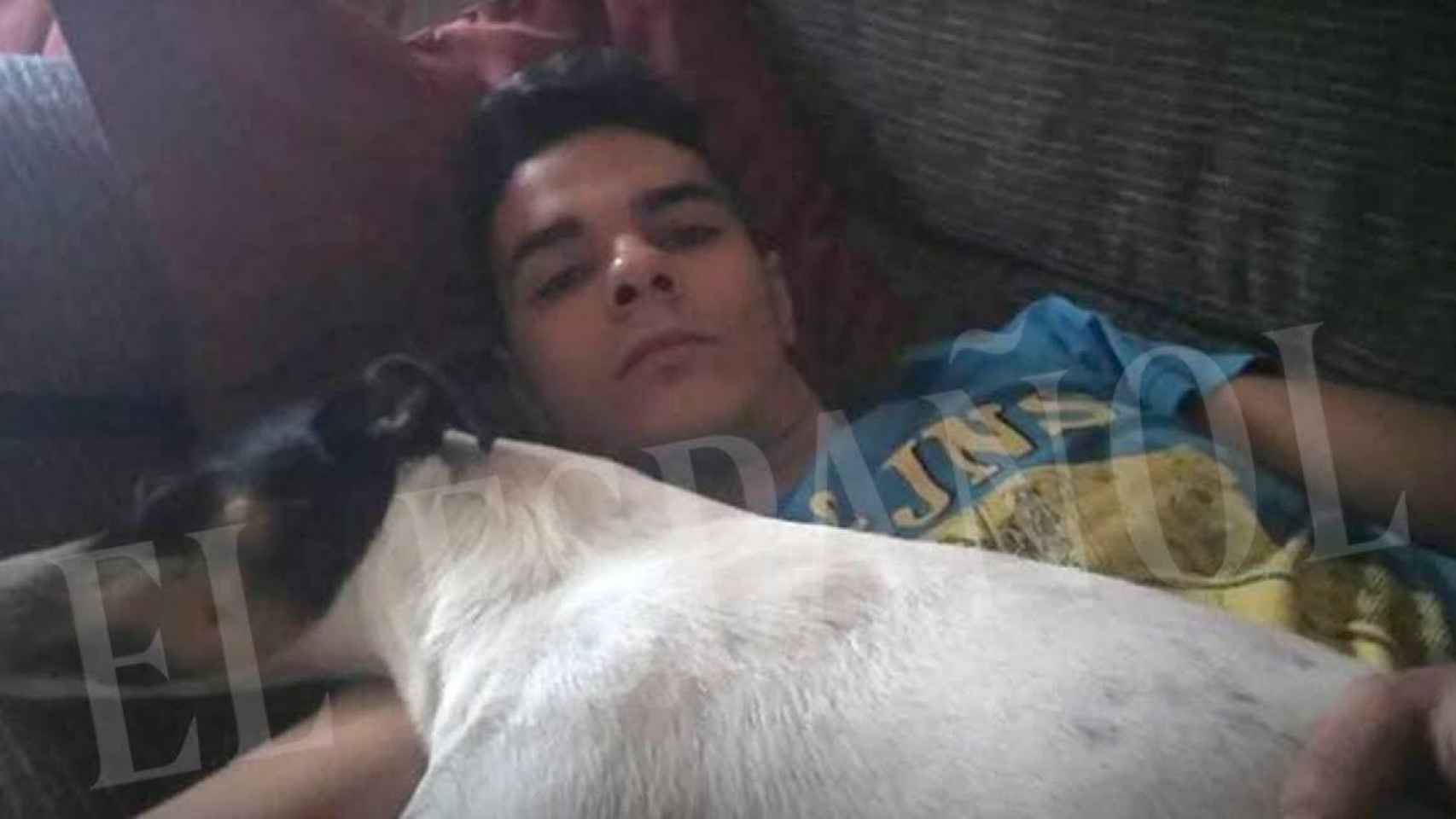 Alberto Sánchez Gómez, detenido por matar y descuartizar a su madre en su casa de Madrid, junto a su perro Coque.