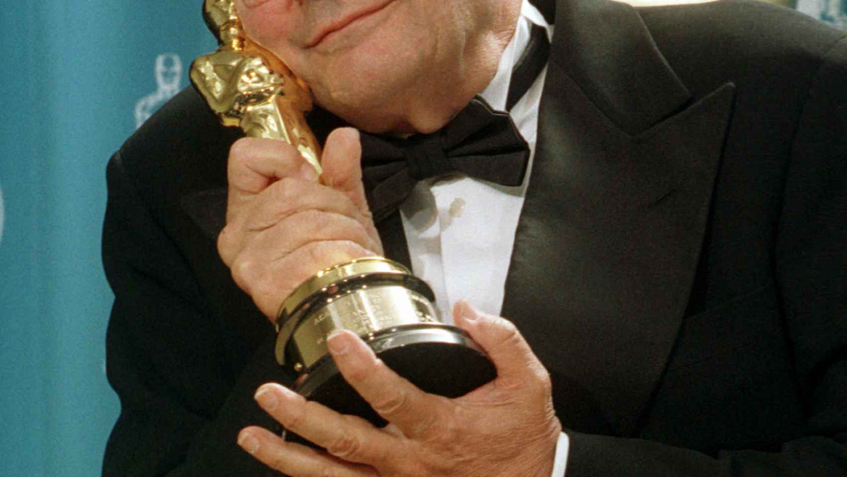 Stanely Donen con su Oscar honorífico, en 1998.