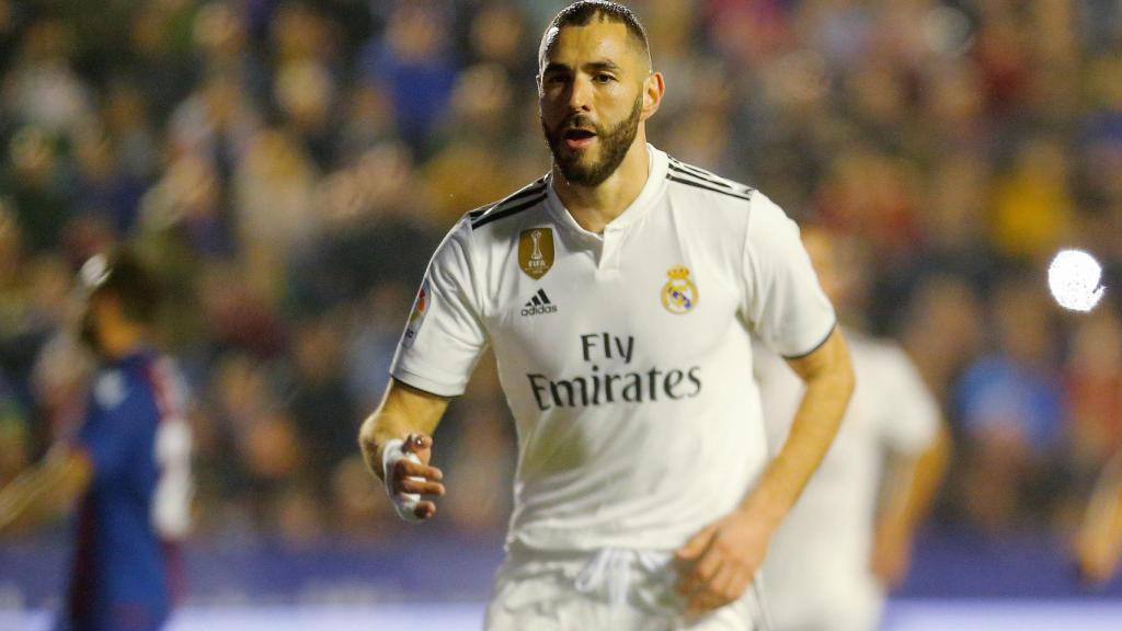 Karim Benzema, celebra su gol de penalti al Levante