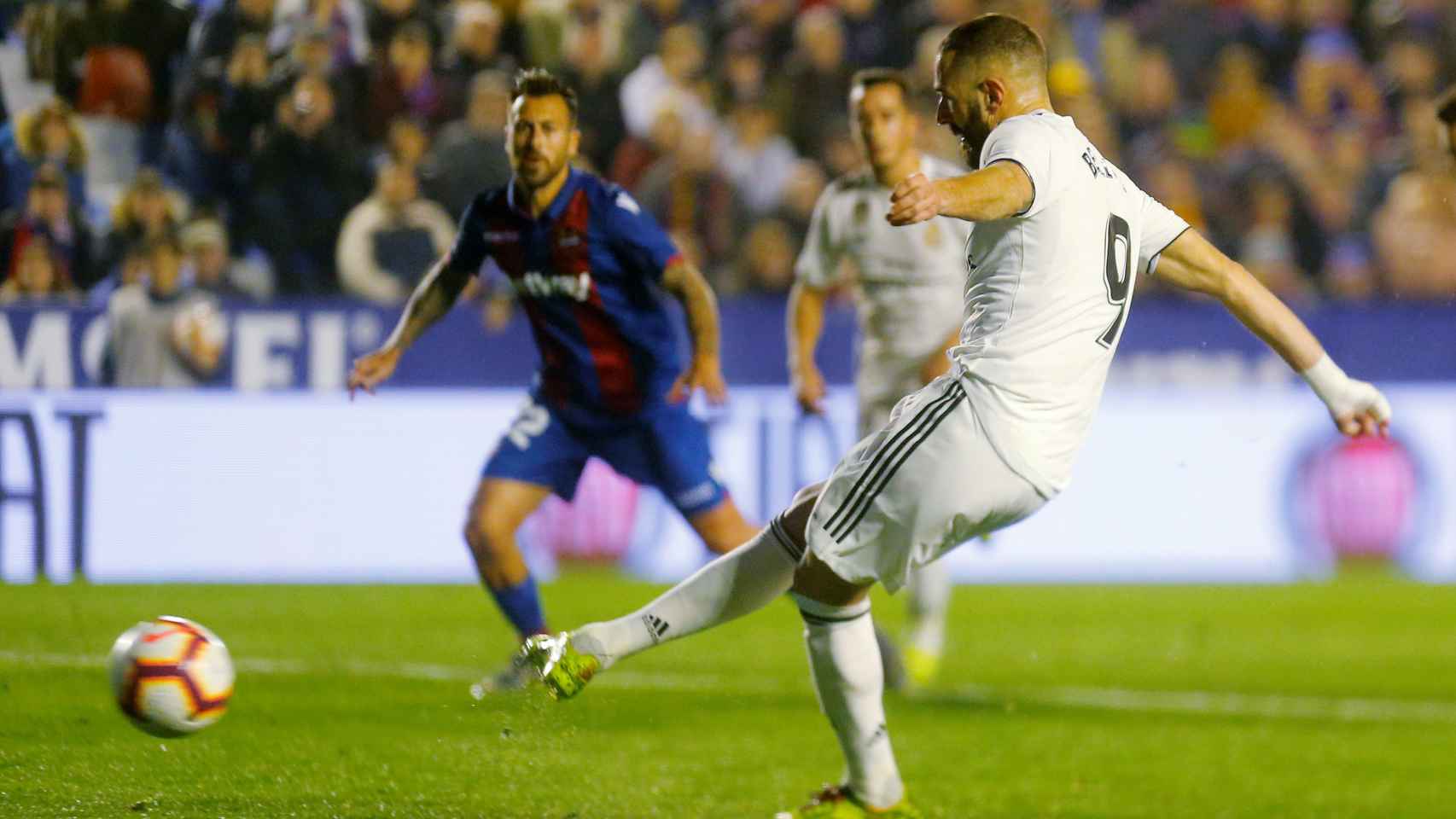 Benzema, lanzando el penalti frente al Levante
