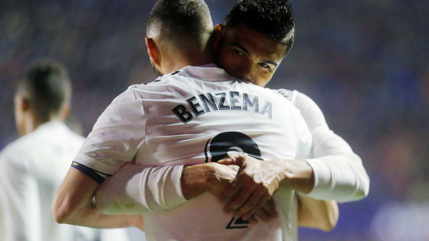 Casemiro abraza a Benzema tras su gol ante el Levante