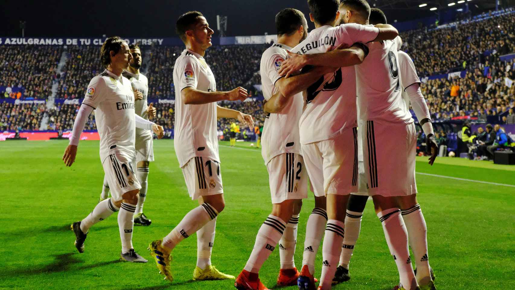 Los jugadores del Real Madrid celebran el gol de Benzema