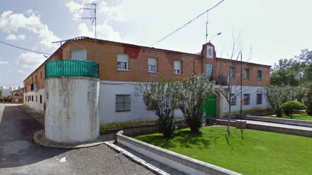 Fachada del cuartel de la Guardia Civil en Lachar (Granada).