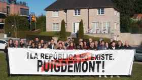 Arrimadas y otros miembros de Ciudadanos delante de la vivienda de Puigdemont en Waterloo