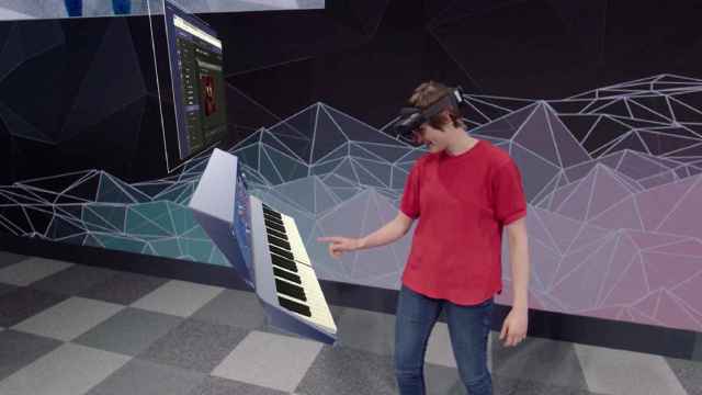 HoloLens 2 reconoce los dedos del usuario y simula las pulsaciones sobre objetos, incluso pianos