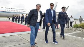 Carlos Holmes Trujillo, ministro de Exteriores colombiano, recibe a Juan Guaidó, presidente (e) de Venezuela en la base militar de Catam.