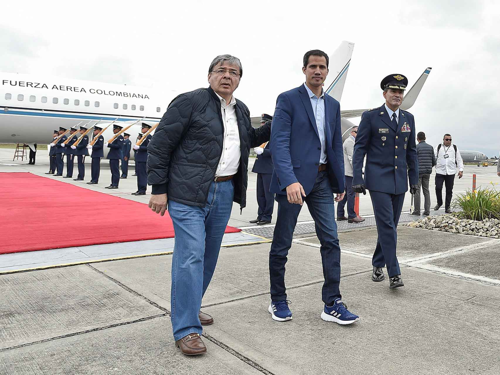Carlos H. Trujillo, canciller colombiano, recibe a Juan Guaidó, presidente (e) de Venezuela en la base militar de Catam.