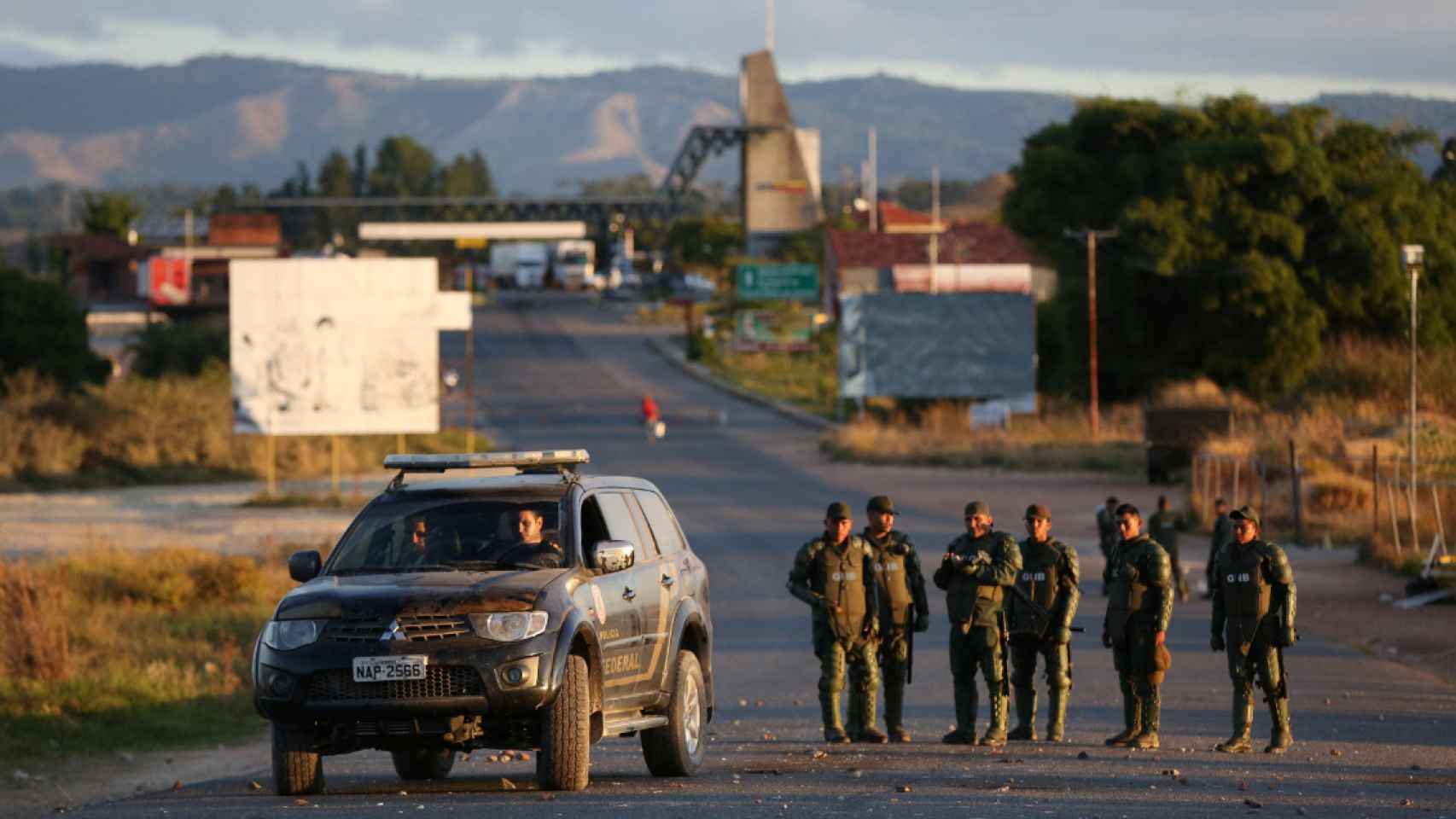 Un automóvil de la Policía Federal de Brasil en la frontera con Venezuela.