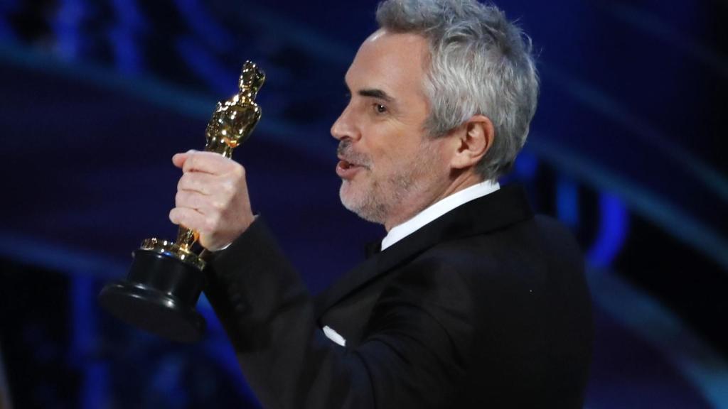 Cuarón con el Oscar a la Mejor dirección.