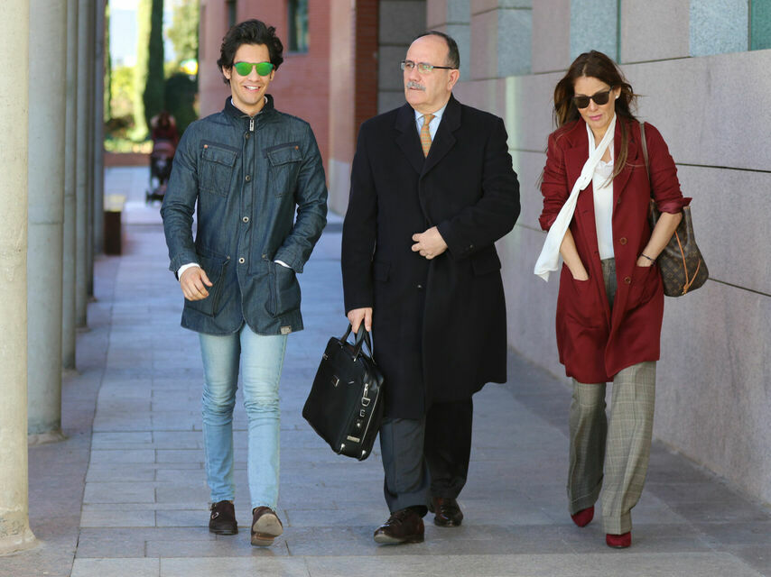 Ivonne, su hijo Alejandro y su abogado.