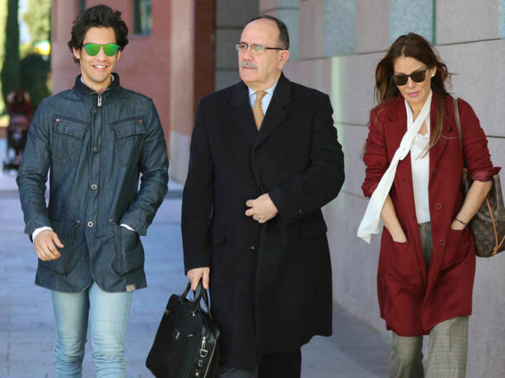 Ivonne, su hijo Alejandro y su abogado.