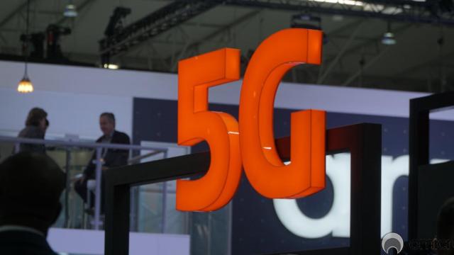 Imagen de una feria donde se exponen casos de uso de 5G.