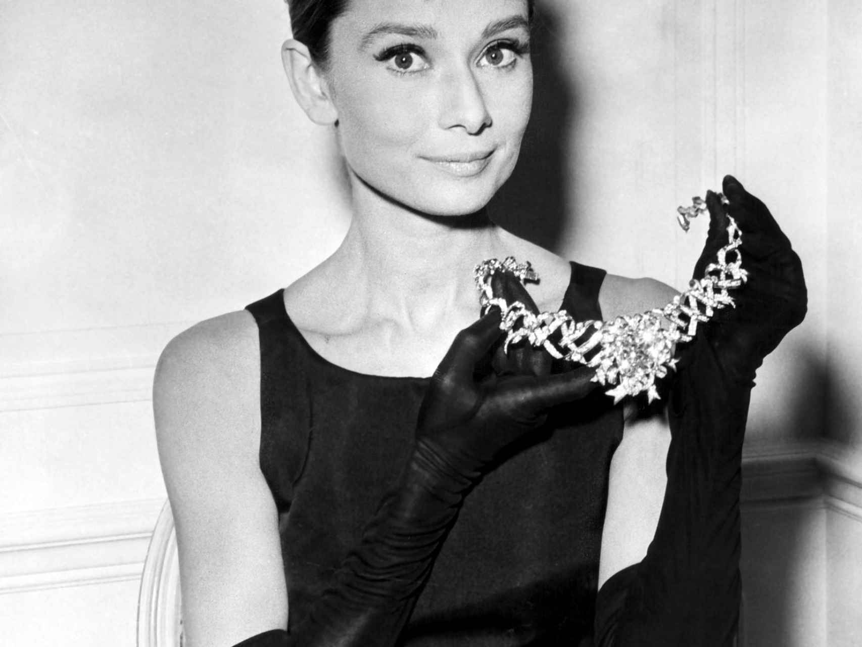 Audrey Hepburn posa con el collar de Tifanny & Co en 'Desayuno con diamantes'