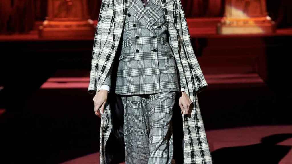 Una modelo de Dolce & Gabbana desfilando en la Semana de la Moda de Milán.