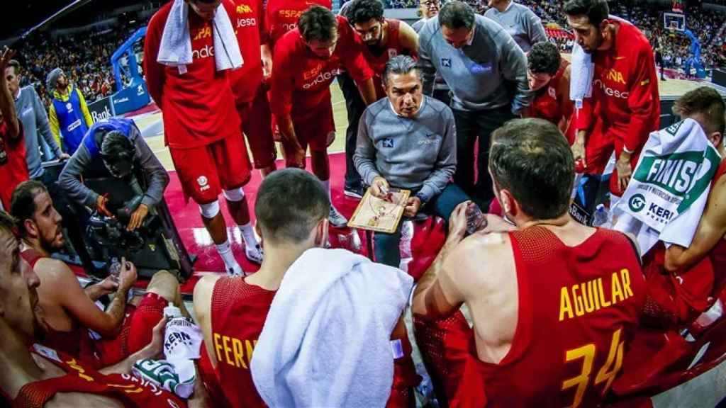 Sergio Scariolo da instrucciones a los jugadores de la selección española en un partido de las ventanas FIBA. Foto: fiba.basketball