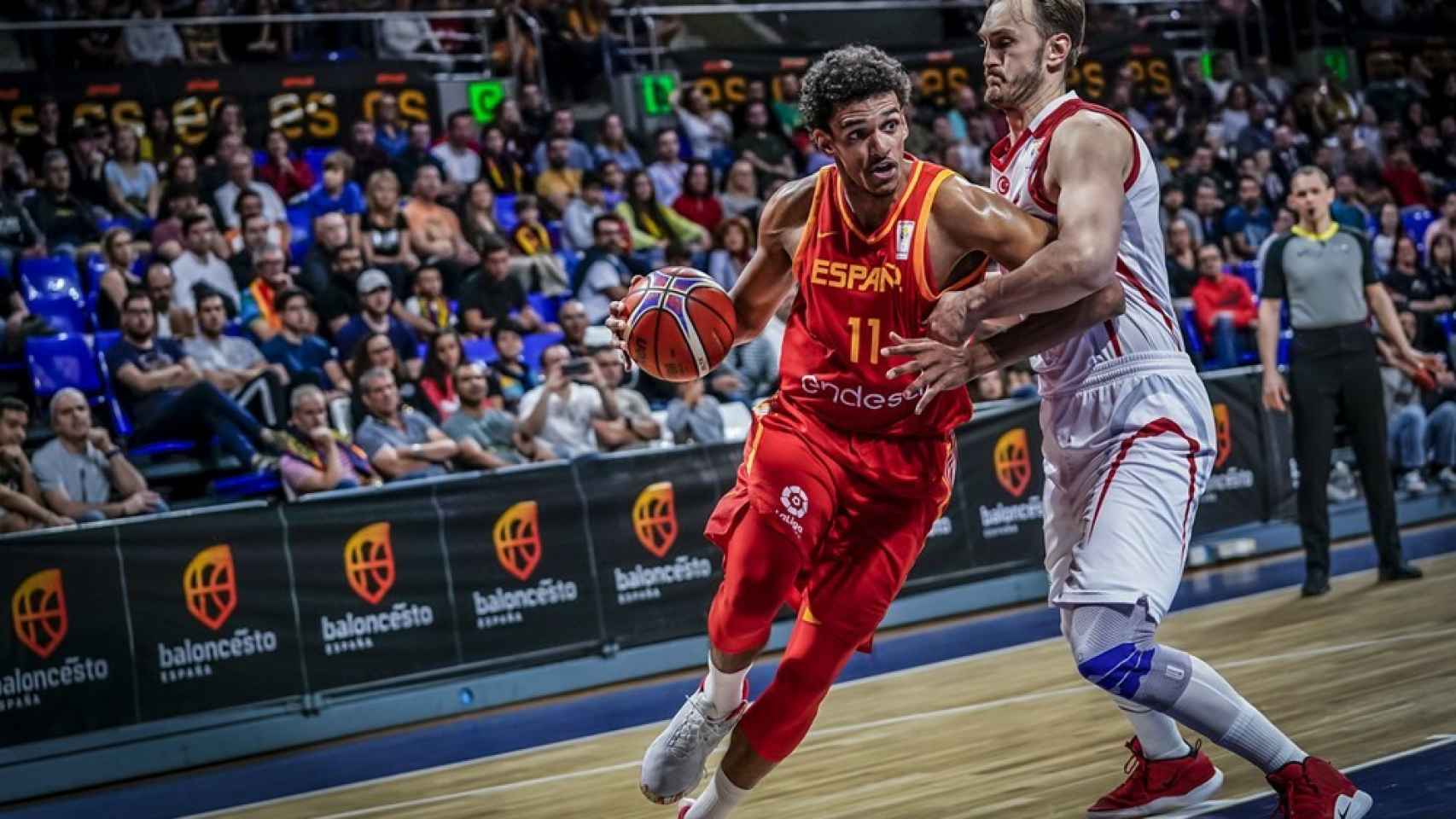 Sebas Saiz controla el balón en el España - Turquía. Foto: fiba.basketball
