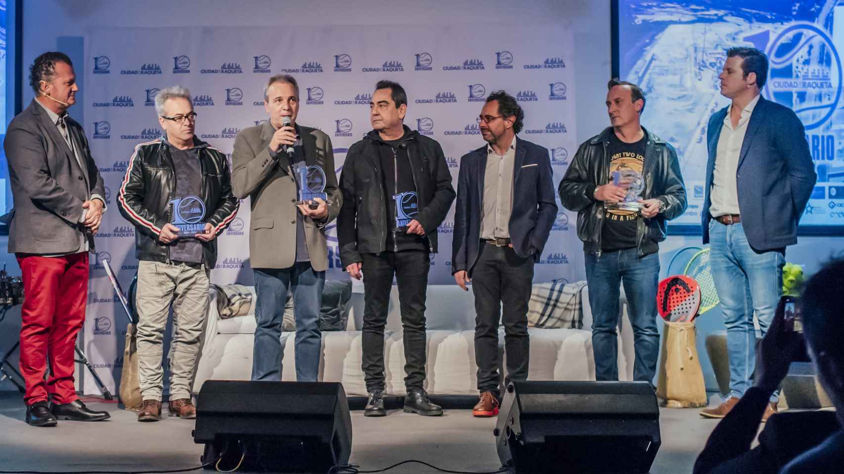 Hombres G reciben su premio en la Gala X Aniversario de Ciudad de la Raqueta. Foto: Baldesca Samper