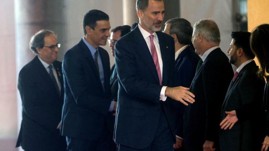 Felipe VI, Sánchez y Torra inauguran juntos el Mobile con el recorrido por la feria