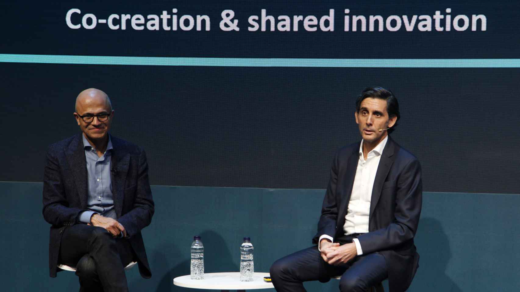 Satya Nadella, CEO de Microsoft y José María Álvarez Pallete durante el anuncio del acuerdo entre las dos compañías