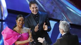 Javier Bardem y la directora Angela Bassett le entregan la estatuilla de Mejor Película de habla no inglesa a Alfonso Cuarón por 'Roma'.