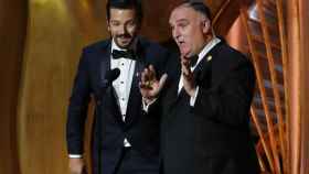 El actor mexicano Diego Luna y el chef español José Andrés, en la gala de los Oscar.